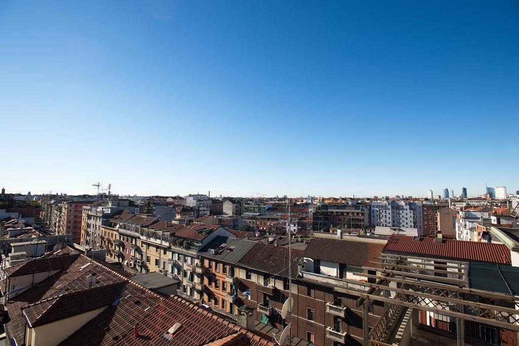 Skyline In Citta Studi A 1 Minuto Dal Metro Con Terrazzo Wi-fi E Netflix Milaan